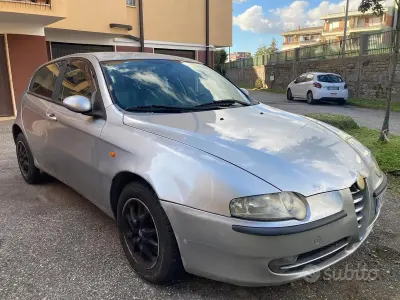 Usata Alfa Romeo 147 140 CV (102 kW) 2003 Grigio Utilitaria