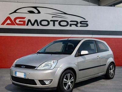 Usata Ford Fiesta Ghia 75 CV (55 kW) 2005 Grigio Utilitaria