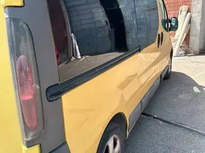 Usata Renault Trafic 80 CV (58 kW) 2006 Giallo Monovolume