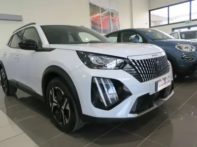 Usata Peugeot 2008 Allure 101 CV (74 kW) 2025 Bianco okenite SUV