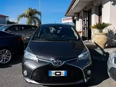 Usata Toyota Yaris Lounge 90 CV (66 kW) 2015 Grigio Utilitaria