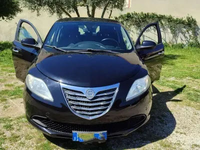 Usata Lancia Ypsilon 69 CV (50 kW) 2014 Nero Utilitaria