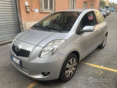 Usata Toyota Yaris 69 CV (50 kW) 2007 Grigio Utilitaria