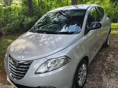 Usata Lancia Ypsilon 60 CV (44 kW) 2012 Grigio Utilitaria