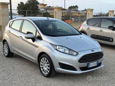 Usata Ford Fiesta 96 CV (70 kW) 2014 Grigio Berlina