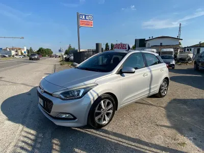 Usata Hyundai i20 Comfort 90 CV (66 kW) 2015 Grigio Berlina