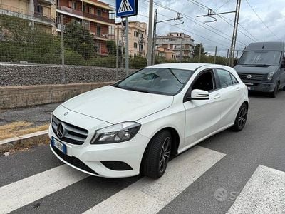 Usata Mercedes A180 108 CV (79 kW) 2015 Bianco Berlina