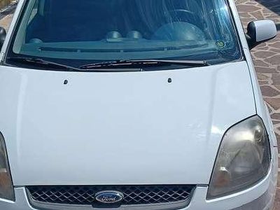 Usata Ford Fiesta 68 CV (50 kW) 2006 Bianco Utilitaria