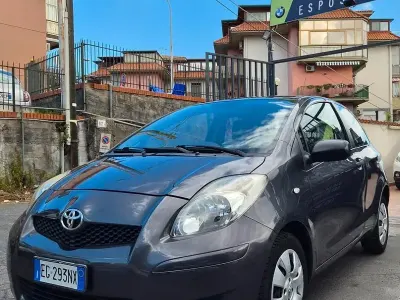 Usata Toyota Yaris Sol 69 CV (50 kW) 2011 Grigio Utilitaria