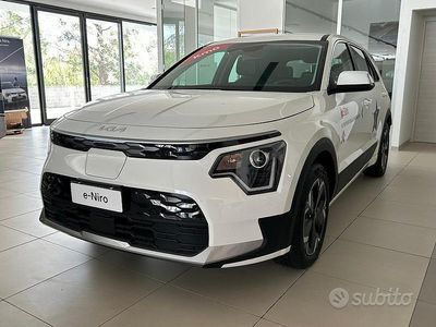 Begagnad Kia e-Niro 50 kW (68 HK) 2023 Blå SUV