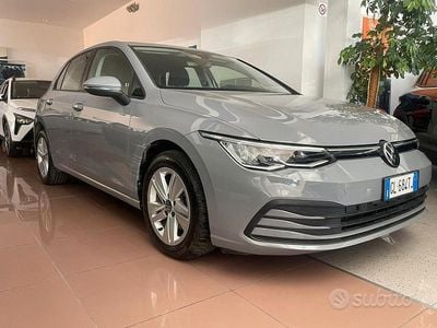 Usata VW Golf VIII Life 116 CV (85 kW) 2023 Grigio Berlina