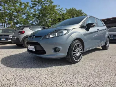 Usata Ford Fiesta Titanium 92 CV (67 kW) 2010 Blu Berlina
