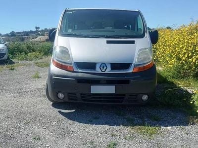 Usado Renault Traffic 100 CV (73 kW) 2005 Gris Monovolumen