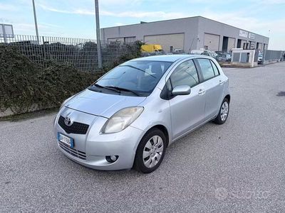 Usata Toyota Yaris 87 CV (63 kW) 2007 Grigio Utilitaria