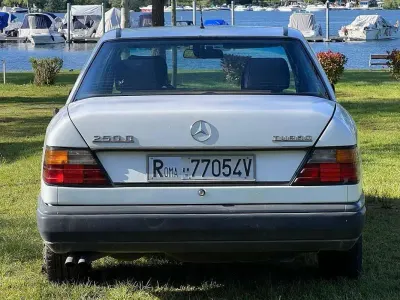 Usata Mercedes E250 126 CV (92 kW) 1989 Bianco Berlina
