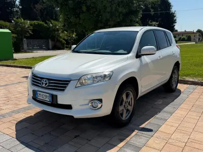 Usata Toyota RAV4 Lounge 150 CV (110 kW) 2012 Bianco SUV