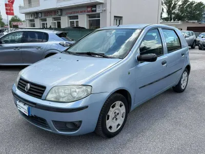 Usata Fiat Punto 69 CV (50 kW) 2005 Azzurro Utilitaria