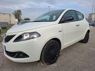 Usata Lancia Ypsilon Silver 69 CV (50 kW) 2022 Bianco Utilitaria