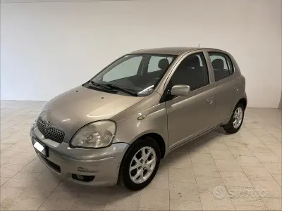 Begagnad Toyota Yaris Sol 87 HK (63 kW) 2005 Grå Sedan