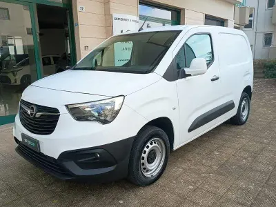 Usata Opel Combo Edition 100 CV (73 kW) 2021 Bianco Monovolume