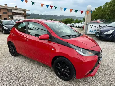 Usata Toyota Aygo Cool 69 CV (50 kW) 2017 Rosso Utilitaria