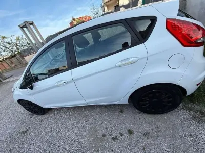 Usata Ford Fiesta Titanium 71 CV (52 kW) 2011 Bianco Berlina