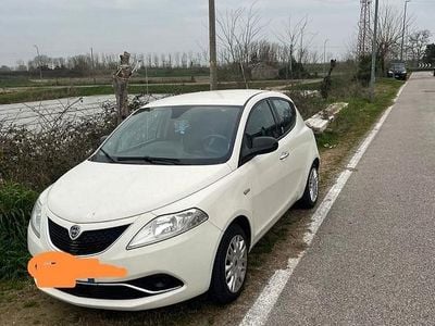 Usata Lancia Ypsilon Silver 69 CV (50 kW) 2017 Bianco Utilitaria