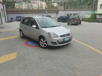 Usata Ford Fiesta Ghia 75 CV (55 kW) 2007 Argento Utilitaria