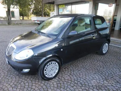 Usata Lancia Ypsilon 70 CV (51 kW) 2004 Grigio Utilitaria