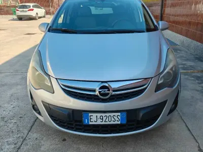 Używany Opel Corsa Cosmo 85 KM (62 kW) 2011 Srebrny Hatchback