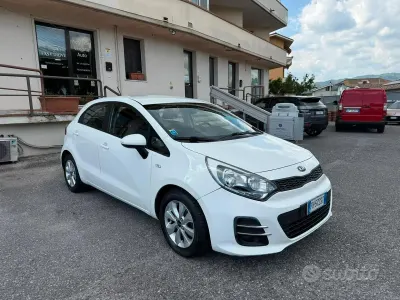 Usata Kia Rio Active 75 CV (55 kW) 2017 Bianco Berlina