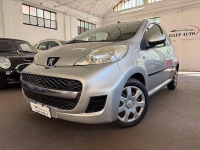 Usata Peugeot 107 Active 68 CV (50 kW) 2010 Argento Utilitaria