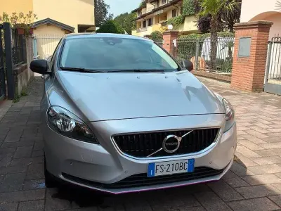 Usata Volvo V40 120 CV (88 kW) 2018 Grigio Berlina