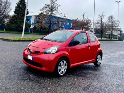 Usata Toyota Aygo 67 CV (49 kW) 2010 Rosso Utilitaria
