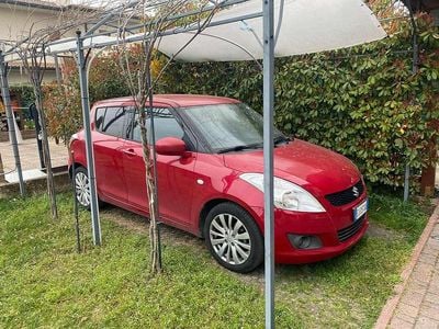 Begagnad Suzuki Swift GL 75 HK (55 kW) 2011 Röd Halvkombi