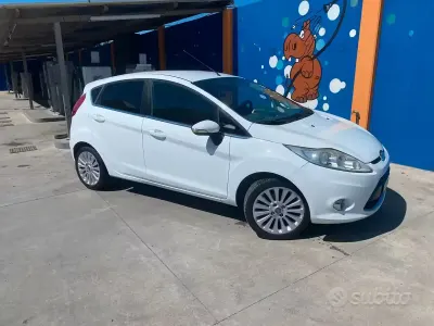 Usata Ford Fiesta Titanium 82 CV (60 kW) 2009 Bianco Berlina