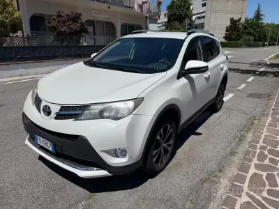 Usata Toyota RAV4 Lounge 150 CV (110 kW) 2015 Bianco SUV