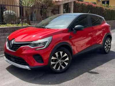 Usata Renault Captur Business 101 CV (74 kW) 2023 Rosso SUV