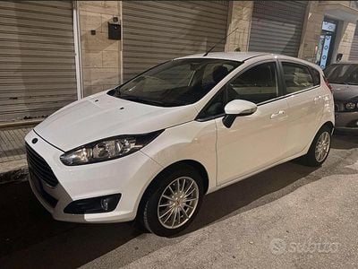 Usata Ford Fiesta 75 CV (55 kW) 2015 Bianco Berlina