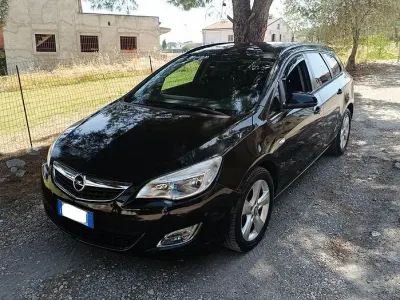 Usata Opel Astra 110 CV (80 kW) 2012 Nero Station wagon