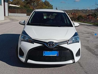 Usata Toyota Yaris Cool 69 CV (50 kW) 2016 Bianco Berlina