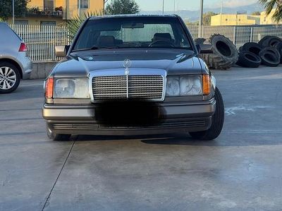 Usata Mercedes 200 72 CV (52 kW) 1985 Grigio Berlina