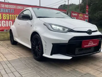 Usado Toyota Yaris 280 CV (205 kW) 2024 Blanco Utilitario