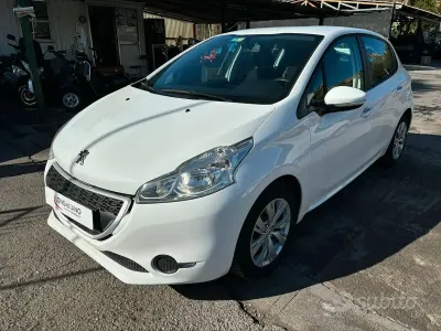 Usata Peugeot 208 68 CV (50 kW) 2015 Bianco Utilitaria