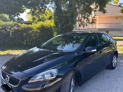 Usata Volvo V40 Momentum 120 CV (88 kW) 2017 Berlina