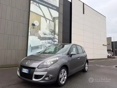 Käytetty Renault Scenic E-Tech Luxe 110 HP (80 kW) 2011 Harmaa Tila-auto