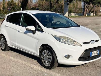 Usata Ford Fiesta 95 CV (69 kW) 2009 Bianco Utilitaria