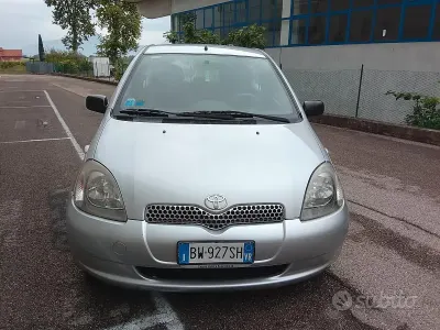 Usata Toyota Yaris 68 CV (50 kW) 2001 Grigio Berlina