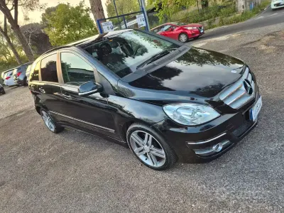 Usata Mercedes B200 Premium 140 CV (102 kW) 2011 Nero Utilitaria
