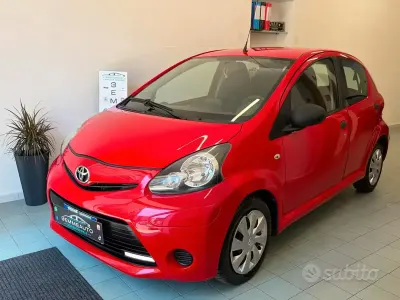 Usata Toyota Aygo Connect Style 68 CV (50 kW) 2013 Rosso Utilitaria